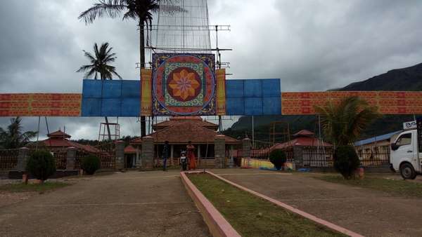 ಭಕ್ತರು ಜಾಗ್ರತೆಯಿಂದ ಬೆಟ್ಟ ಹತ್ತುವಂತೆ ಎಚ್ಚರಿಕೆ
