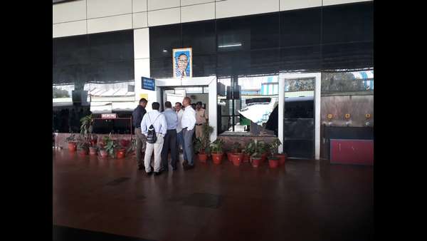 ಗಾಯಗೊಂಡ ವ್ಯಕ್ತಿ ಆಸ್ಪತ್ರೆಯಲ್ಲಿ ಚಿಕಿತ್ಸೆ