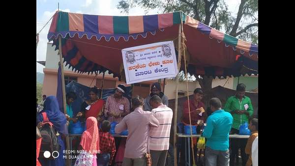 ಜಾತ್ರೆಯಲ್ಲಿ ಚೇಳು, ಹಾವು ನೀಡುವ ಭಕ್ತರು