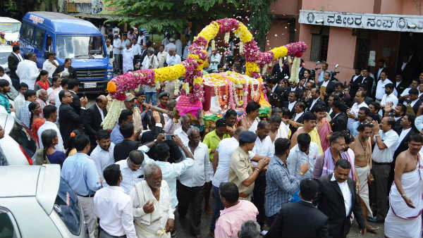 ದೇವಿಯ ಆಭರಣ ಹಸ್ತಾಂತರ