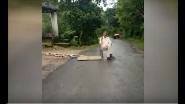 ರಸ್ತೆಯ ಮಧ್ಯೆ ಅಜ್ಜನ ಟೋಲ್ಗೇಟ್