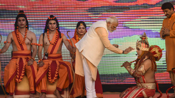 ಹಣೆಗೆ ಕುಂಕುಮವಿಟ್ಟು ಬರಮಾಡಿಕೊಳ್ಲುವುದು