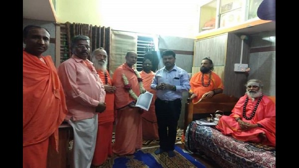 ಸ್ವಾಮೀಜಿ ಮನವೊಲಿಸಿರುವ ಬಿ.ವೈ.ರಾಘವೇಂದ್ರ