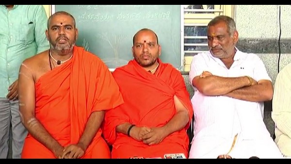 ಸಚಿವರ ಕಣ್ಣೀರಿಗೆ ಕರಗಿದ ನಿರಂಜನಾನಂದಪುರಿ ಶ್ರೀಗಳು!