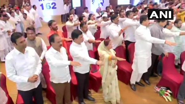 ಖಾಸಗಿ ಹೋಟೆಲ್ ನಲ್ಲಿ 162 ಶಾಸಕರ ಸಭೆ