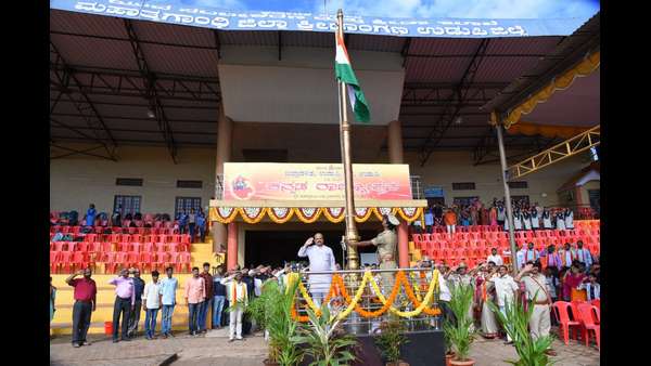 ಮುಂದಿನ ವರ್ಷ ಎರಡೂ ಬಾವುಟ ಹಾರಿಸಲು ಬೊಮ್ಮಾಯಿ ಸೂಚನೆ