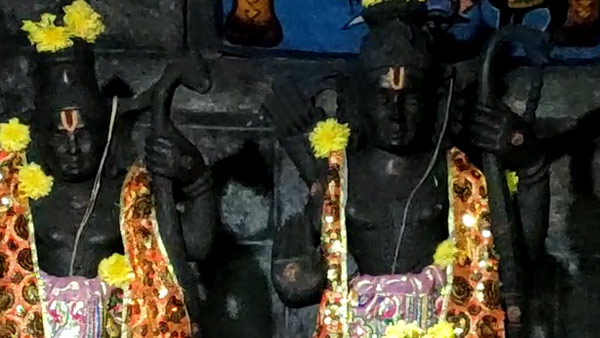ಅಯೋಧ್ಯೆ ವಿಗ್ರಹಗಳೊಂದಿಗೆ ಓಡಿಬಂದ ಅರ್ಚಕ