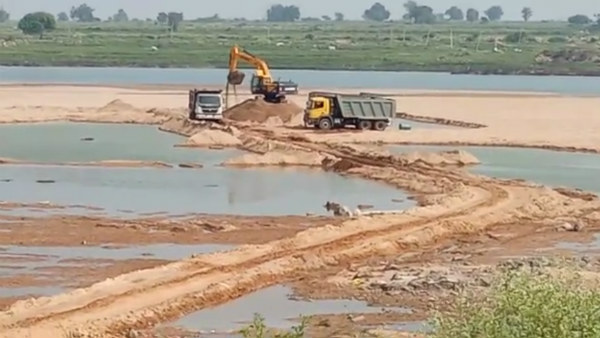 ಕೃಷ್ಣಾ ನದಿಯಲ್ಲಿ ಅಕ್ರಮ ಮರಳು ದಂಧೆ