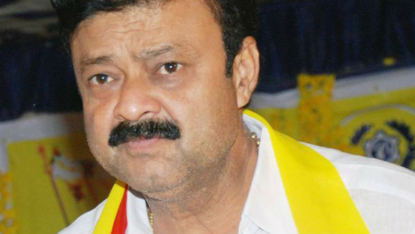 ಪಟಾಕಿ ಹಚ್ಚಲು ಮುಂದಾದ ಕಾರ್ಯಕರ್ತರು