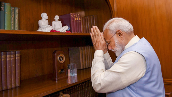 ಮಹಾತ್ಮರಿಗೆ ನಮೋ ಎಂದ ಪ್ರಧಾನಮಂತ್ರಿ