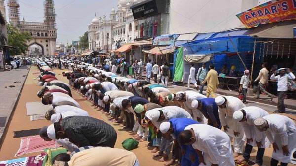 ಪ್ರಾರ್ಥನೆಯಲ್ಲಿ ತಲ್ಲೀನರಾಗಿರುವ ಮುಸ್ಲಿಂ ಬಾಂಧವರು