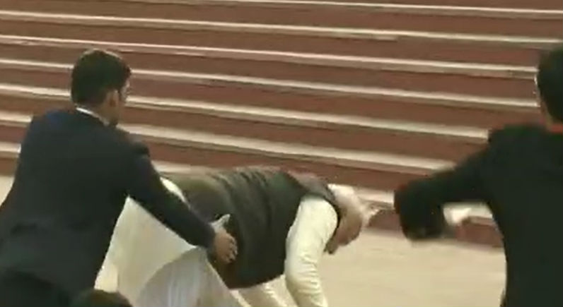 ಎಡವಿ ಬಿದ್ದ ಮೋದಿ