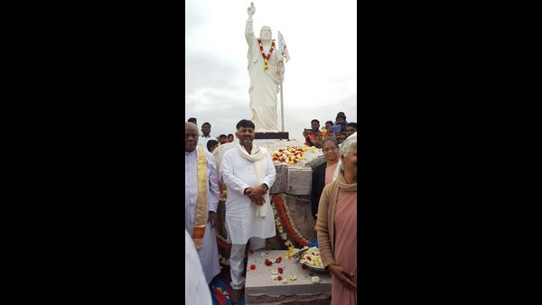 ನಿಮ್ಮಂತಹ ಜನನಾಯಕರಿಂದ ನಾವು ಇಲ್ಲಿ ಶಾಂತಿಯುತವಾಗಿ ನೆಲೆಸಿದ್ದೇವೆ