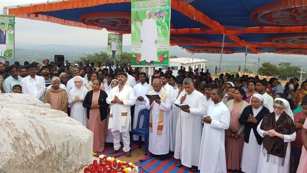 ಬಾಲಗಂಗಾಧರನಾಥ ಸ್ವಾಮಿಗಳ ಹಾಗೂ ಶ್ರೀ ಶಿವಕುಮಾರ ಸ್ವಾಮಿಗಳ ಪುತ್ಥಳಿ ನಿರ್ಮಿಸಿ