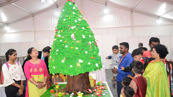 8 ಅಡಿ ಎತ್ತರದ ಕೇಕ್ ಕ್ರಿಸ್ಮಸ್ ಟ್ರೀ