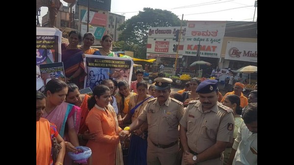 ಪೊಲೀಸ್ ಅಧಿಕಾರಿಗಳಿಗೆ ರಾಖಿ ಕಟ್ಟಿ ಸಂಭ್ರಮ
