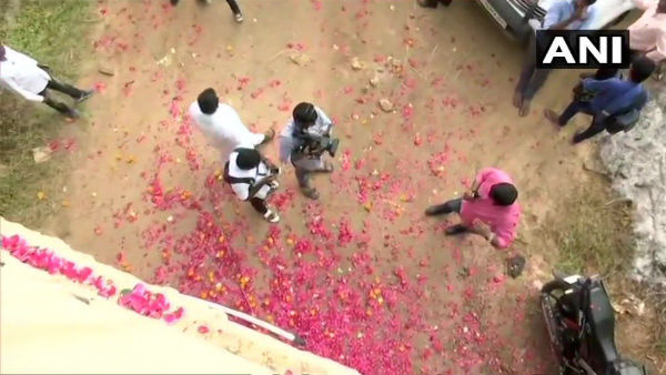 ಹೈದರಾಬಾದ್ ಪೊಲೀಸರಿಗೆ ಹೂಗುಚ್ಚ ನೀಡುತ್ತಿದ್ದಾರೆ