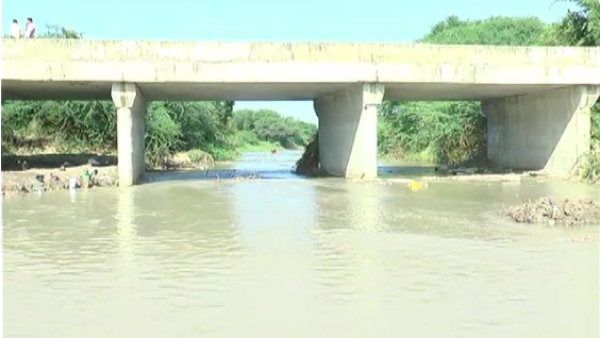ಎರಡು ತಿಂಗಳಿಂದ ಹಳ್ಳದ ನೀರು ಕುಡಿಯುತ್ತಿರುವ ಜನ