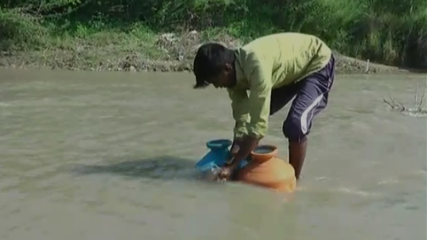 ನೀರಿಗಾಗಿ ಅಂಗಲಾಚುತ್ತಿರುವ ಮಹಿಳೆಯರು