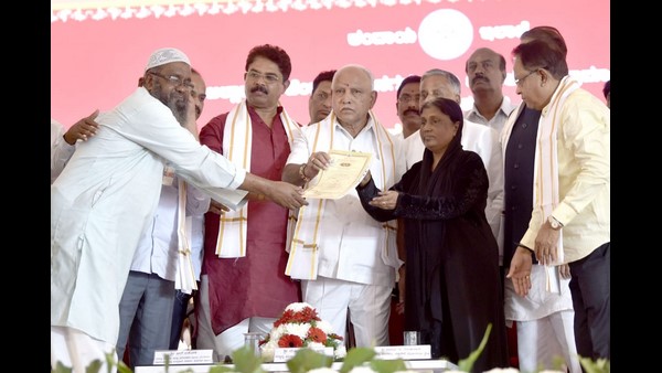 ಬೆಂ. ನಗರ ಜಿಲ್ಲೆಯಲ್ಲಿ 9 ಸಾವಿರ ಫಲಾನುಭವಿಗಳಿಗೆ ಹಕ್ಕುಪತ್ರ