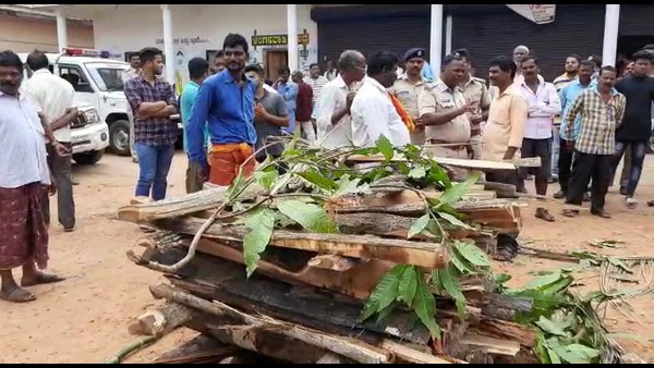ಗ್ರಾಮ ಪಂಚಾಯಿತಿ ಎದುರು ಚಟ್ಟ ನಿರ್ಮಿಸಿ ಪ್ರತಿಭಟನೆ