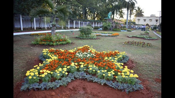 ಹೂವಿನಲ್ಲಿ ಅರಳಿದ ಮನಸೆಳೆಯುವ ಕಲಾಕೃತಿಗಳು