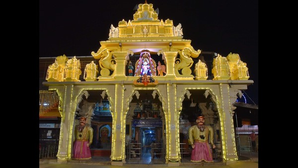 ಸಂಜೆ ಹೊತ್ತಿಗೆ ಪರ್ಯಾಯ ದರ್ಬಾರ್