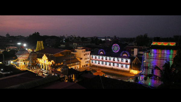 ವಿದ್ಯುದ್ದೀಪಗಳಿಂದ ಕಂಗೊಳಿಸುವ ಮಠ