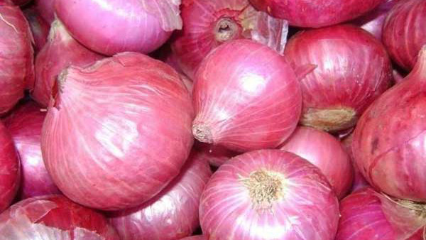 ಮಂಡಿಗಳಲ್ಲಿ ಸಂಗ್ರಹಿಸಿಡಲಾಗಿದ್ದ ಈರುಳ್ಳಿ ಮಾರಾಟ