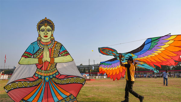 ಬಾನಲ್ಲಿ ಬಣ್ಣದ ಚಿತ್ತಾರ ಬರೆದ ಗಾಳಿಪಟಗಳು