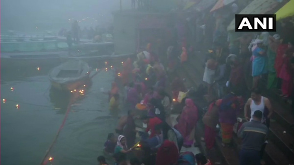 ಗಂಗಾನದಿಯಲ್ಲಿ ಪುಣ್ಯಸ್ನಾನ ಮಾಡಿದ ಭಕ್ತರು