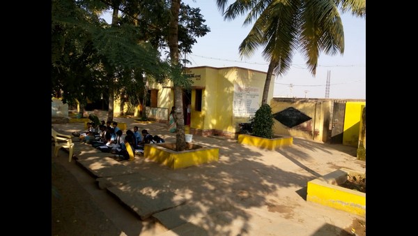 ಮರದ ನೆರಳಲ್ಲಿ ಪಾಠ