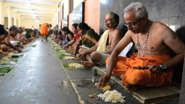 ಭೋಜನಶಾಲೆಯಲ್ಲಿ ಪಂಕ್ತಿ ಭೋಜನ