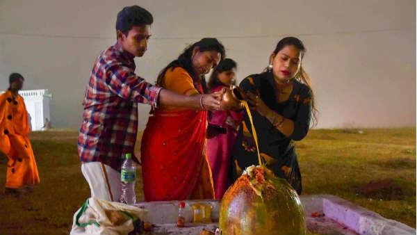 ಶಿವಲಿಂಗಕ್ಕೆ ಹಾಲಿನ ಅಭಿಷೇಕ