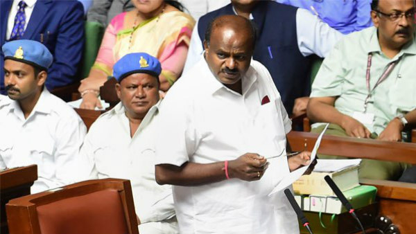 ದಾಖಲೆಗಳನ್ನು ನೀಡಿದ ಕುಮಾರಸ್ವಾಮಿ