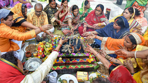 ಹೋಮ-ಹವನ ನಡೆಸಿದ ಭಕ್ತರು