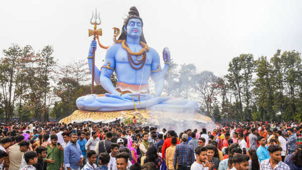 ಜಬಲ್ ಪುರ್ ನಲ್ಲಿ ಶಿವನ ಎದುರು ಭಕ್ತರ ಪ್ರಾರ್ಥನೆ