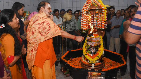 ಶಿವಲಿಂಗಕ್ಕೆ ಅಭಿಷೇಕ ಮಾಡಿದ ಭಕ್ತರು