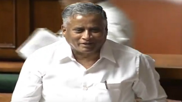 ಕೋಪದಿಂದ ಕುಳಿತ ಸಿದ್ದರಾಮಯ್ಯ