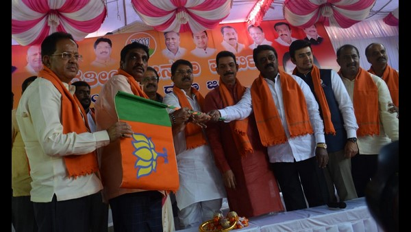 ಕಾಶ್ಮೀರ ಸೇರಿದಂತೆ ಭಾರತದ ಎಲ್ಲ ಕಡೆ ರಾಷ್ಟ್ರಧ್ವಜ ಹಿಡಿಯುತ್ತಿದ್ದಾರೆ