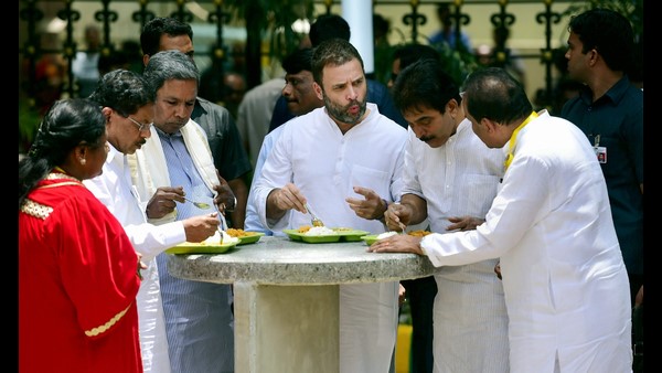 ಸಮಸ್ಯೆಗಳ ಹುತ್ತದ ಮಧ್ಯೆ ಇಂದಿರಾ ಕ್ಯಾಂಟೀನ್