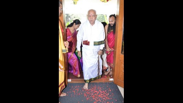 ಡಾಲರ್ಸ್ ಕಾಲನಿ ನಿವಾಸದಲ್ಲಿ ಶುಭಕೋರಿದ ಅಭಿಮಾನಿಗಳು