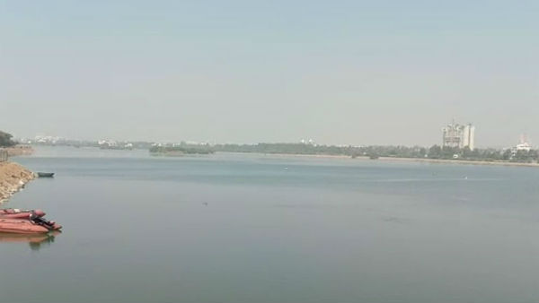 ಕೆರೆ ಮಧ್ಯದ ಐಲೆಂಡ್ ಗೆ ಹೊರಟಿದ್ದ ಗೆಳೆಯರು