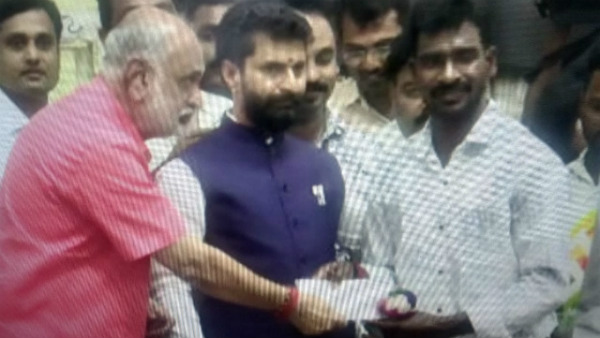 ಚೆಕ್ ಇಲ್ಲದ ಖಾಲಿ ಕವರ್ ವಿತರಿಸಿದ ಸಚಿವರು!