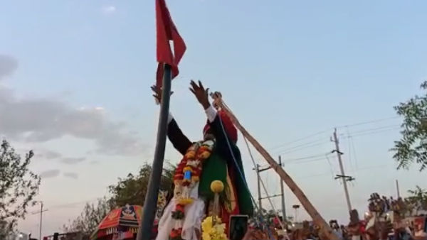 ಒಂದು ವಾಕ್ಯದ ಭವಿಷ್ಯವನ್ನು ನುಡಿಯುತ್ತಾನೆ