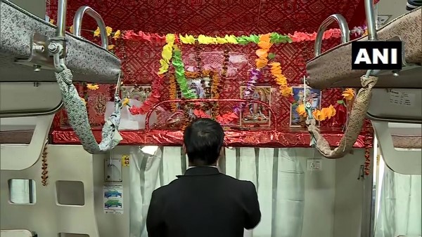 ಮಹಾಕಾಳ ಎಕ್ಸ್ ಪ್ರೆಸ್ ರೈಲಿನಲ್ಲೇ ದೇವರ ಸ್ಪುತಿ