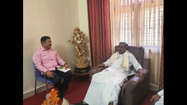 ಕುಮಾರಕೃಪಾ ರಸ್ತೆಯ ನಿವಾಸದಲ್ಲಿ ಸಿದ್ದರಾಮಯ್ಯ ಭೇಟಿ ಮಾಡಿದ ವಿಜಯೇಂದ್ರ