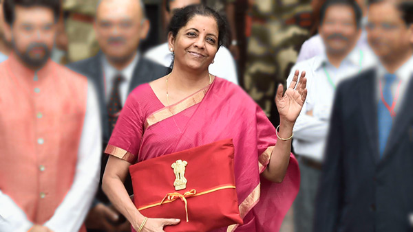 ಪೂರ್ಣ ಬಜೆಟ್ ಮಂಡಿಸುತ್ತಿರುವ ಮಹಿಳಾ ಸಚಿವೆ