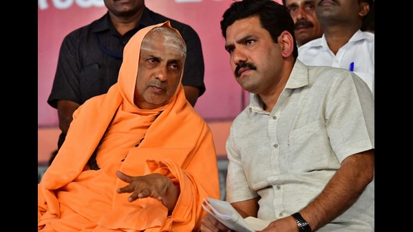 ಸಮುದಾಯದ ಕಾರ್ಯಕ್ರಮಗಳಲ್ಲಿ ತಂದೆಯ ಜೊತೆ, ಪರವಾಗಿ ಕಾಣಿಸಿಕೊಂಡರು