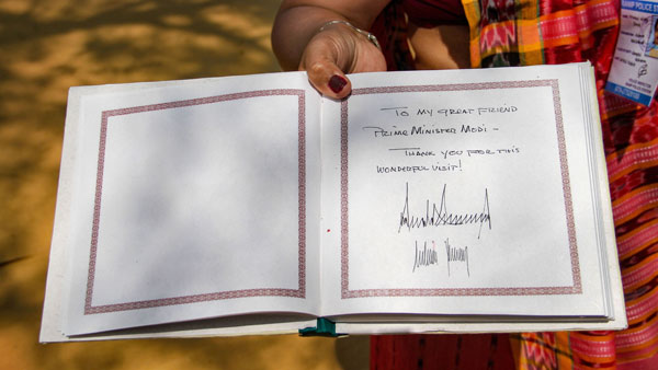 ಸಂದರ್ಶಕರ ಪುಸ್ತಕದಲ್ಲಿ ಟ್ರಂಪ್ ಹಸ್ತಾಕ್ಷರ